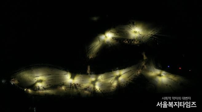 화천지역 파크골프장에 조명시설이 대폭 확대 설치된다. 사진은 야간 운영 중인 하남면 거례리 산천어 파크골프장 제1구장 전경