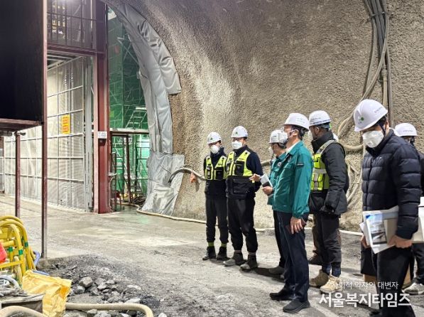 터널 공사 현장 점검 중인 김상수 부시장