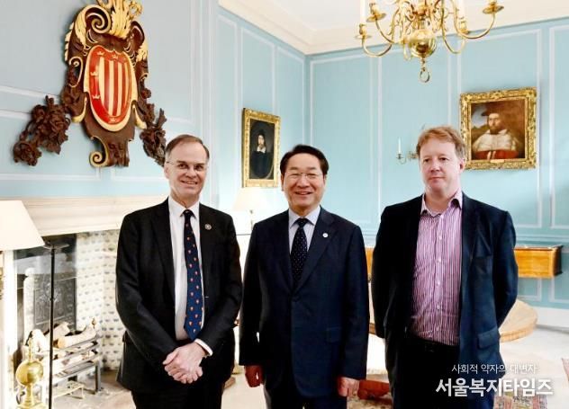 유정복 인천광역시장이 25일(현지시간) 영국 케임브리지대학교에서 폴 브리스토 케임브리지셔-피터버러 광역시장(오른쪽), 앤디 파커 케임브리지대 피터하우스 학장(왼쪽)과 협력방안을 논의한 뒤 기념촬영을 하고 있다