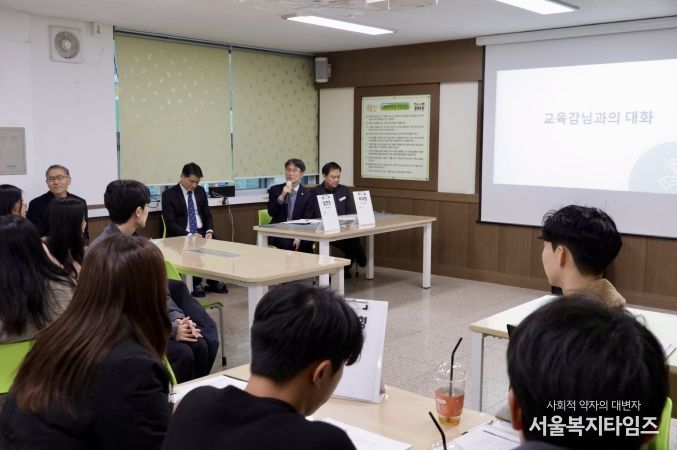 천창수 교육감이 26일 북구 염포초에서 새 학년 준비 상황을 살피고 간담회를 하고있다.