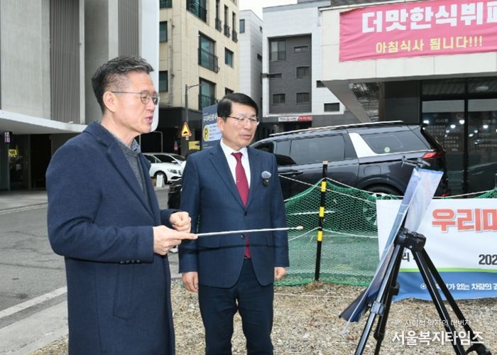 우리마을 틈새주차장 운영 현황에 대해 보고받는 백경현 구리시장