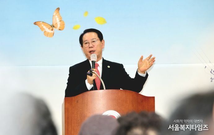 송인헌 괴산군수가 27일 노인일자리 참여자 직무료육 및 사업설명회에 참석해 인사말을 하고 있다.