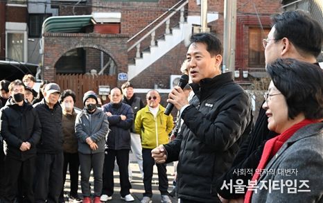 송파구 풍납동 모아타운 사업지를 찾은 오세훈 서울시장이 주민들과 대화를 나누고 있다.