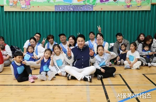 오언석 도봉구청장(가운데)이 쌍문1, 3동 어린이집 합동 운동회에서 아이들과 사진을 찍고 있다